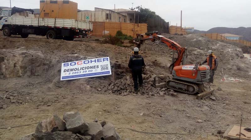 Demolición de rocas obra construcción borde costero Parque Cerro La Vírgen